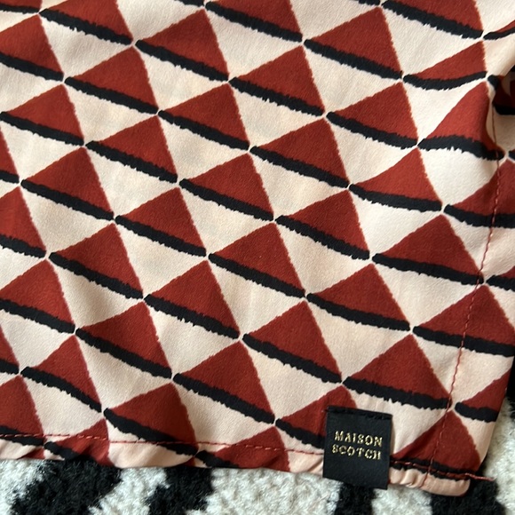 Scotch and soda maison scotch drapey top, triangle geo print. Blush and maroon - Picture 6 of 7